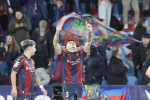 El defensa uruguayo del Levante Alan Matturro (c) celebra su gol, tercero de su equipo, durante el partido de la jornada 21 de LaLiga que Levante UD y Elche CF disputan hoy viernes en el estadio Ciutat de Valencia. EFE/Ana Escobar