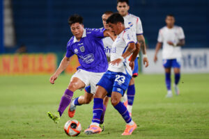 Lucas Rodríguez (d), de Nacional, disputa un balón con Aldrix Jara, de Concepción, en un partido de la Serie Río de La Plata entre Nacional y Deportes Concepción en el estadio Gran Parque Central en Montevideo (Uruguay). EFE/STR