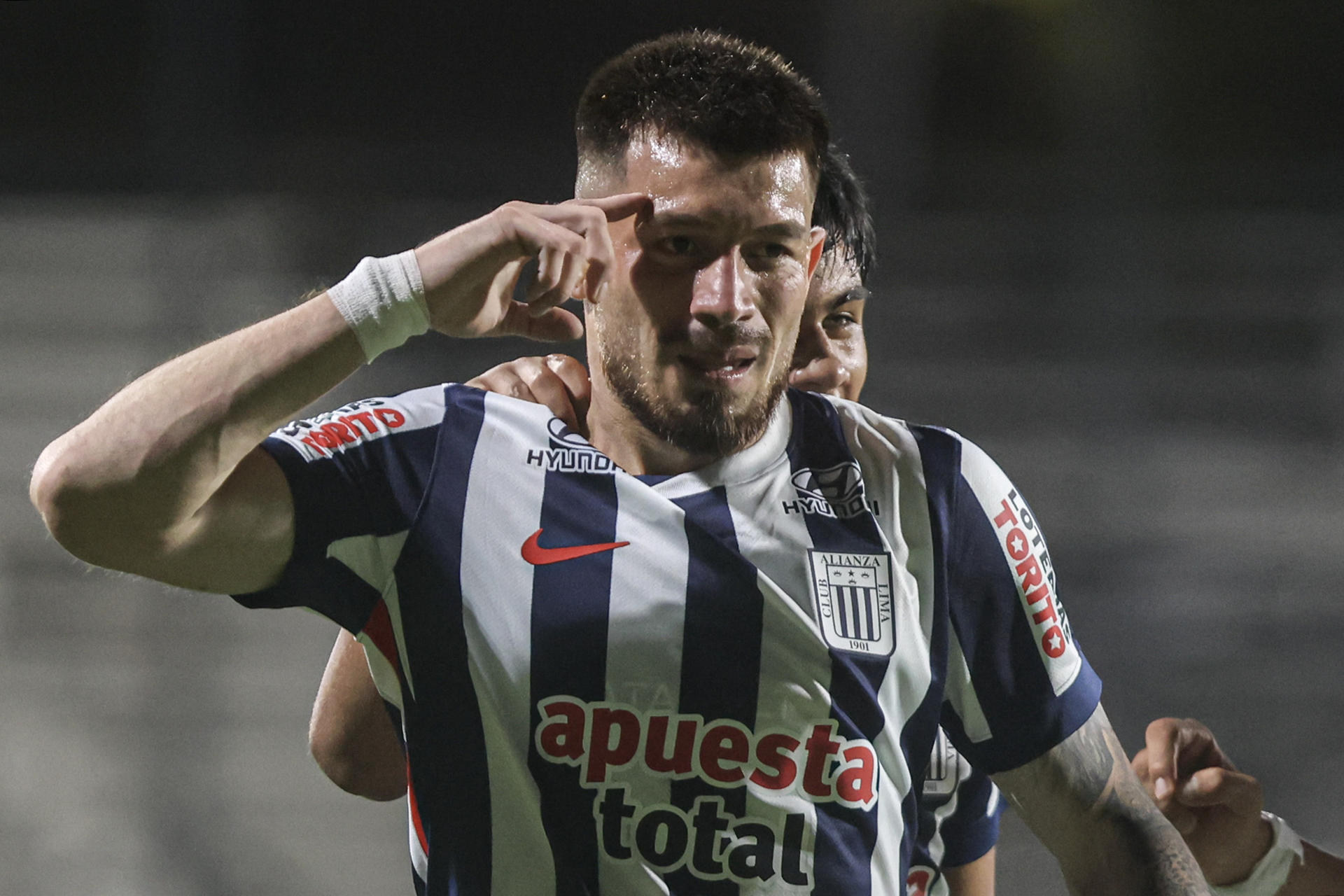 Alan Cantero, de Alianza Lima celebra un gol en un partido amistoso entre Independiente y Alianza Lima en el Estadio Estadio Alfredo Víctor Viera en Montevideo (Uruguay). EFE/Gastón Britos 