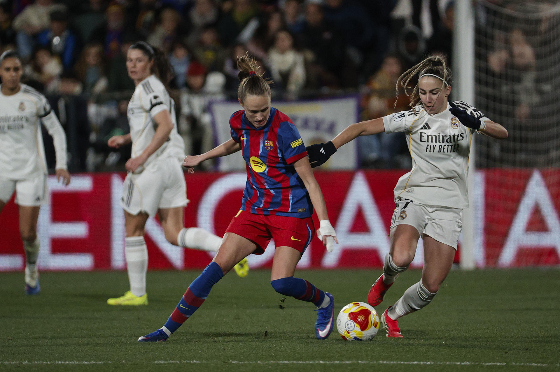 La delantera noruega del FC Barcelona, Graham (i), disputa el balón ante la delantera del Real Madrid, Athenea, durante el encuentro correspondiente a la final de la Supercopa de España que disputaron FC Barcelona y Real Madrid en el estadio Castalia de Castellón. EFE / Manuel Bruque. 