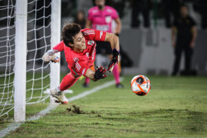 El guardameta juvenil Santiago Beltrán destacó este sábado en el partido amistoso que River Plate ganó en tanda de penaltis a Peñarol en el estadio Domingo Burgueño Miguel de la ciudad uruguaya de Maldonado. EFE/ Gaston Britos