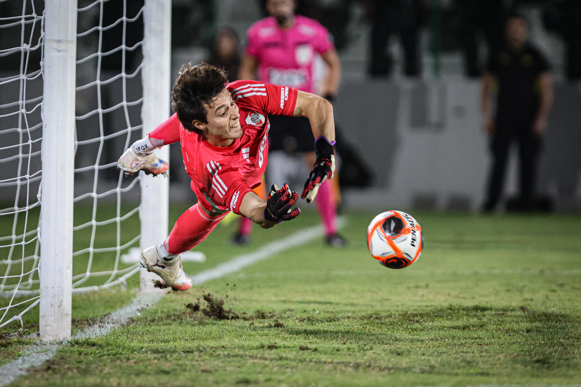 Con el colombiano Juanfer Quintero, River celebra en penaltis frente a Peñarol en pretemporada