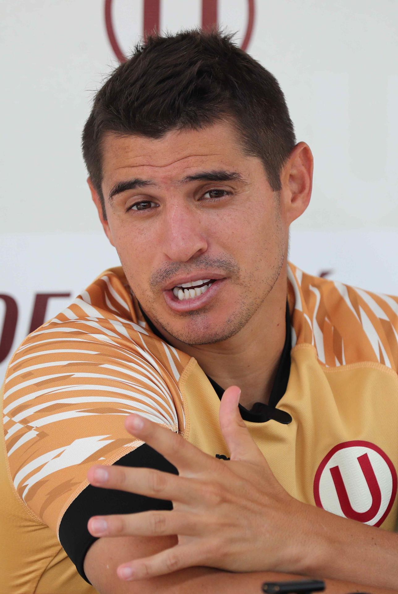 El defensa y capitán de Universitario de Deportes, Aldo Corzo, habla en una rueda de prensa este martes, en Lima (Perú). EFE/Paolo Aguilar