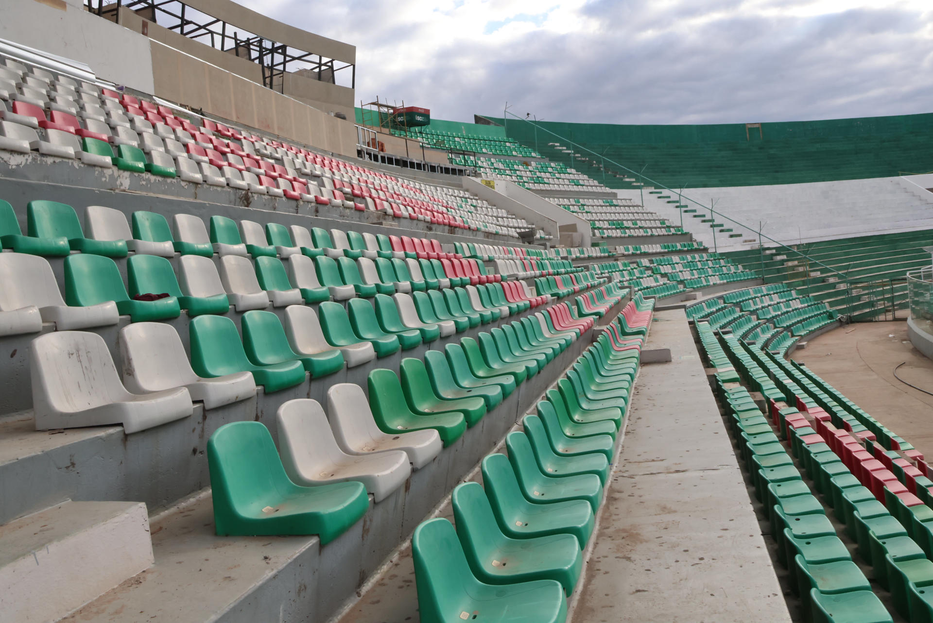 Fotografía del 20 de enero de 2026 que muestra el estadio Ramón Tahuichi Aguilera en Santa Cruz (Bolivia) y donde este domingo se jugará el partido amistoso entre Bolivia y México, con el 92 % de avance en las obras de reparación. EFE/Juan Carlos Torrejon 
