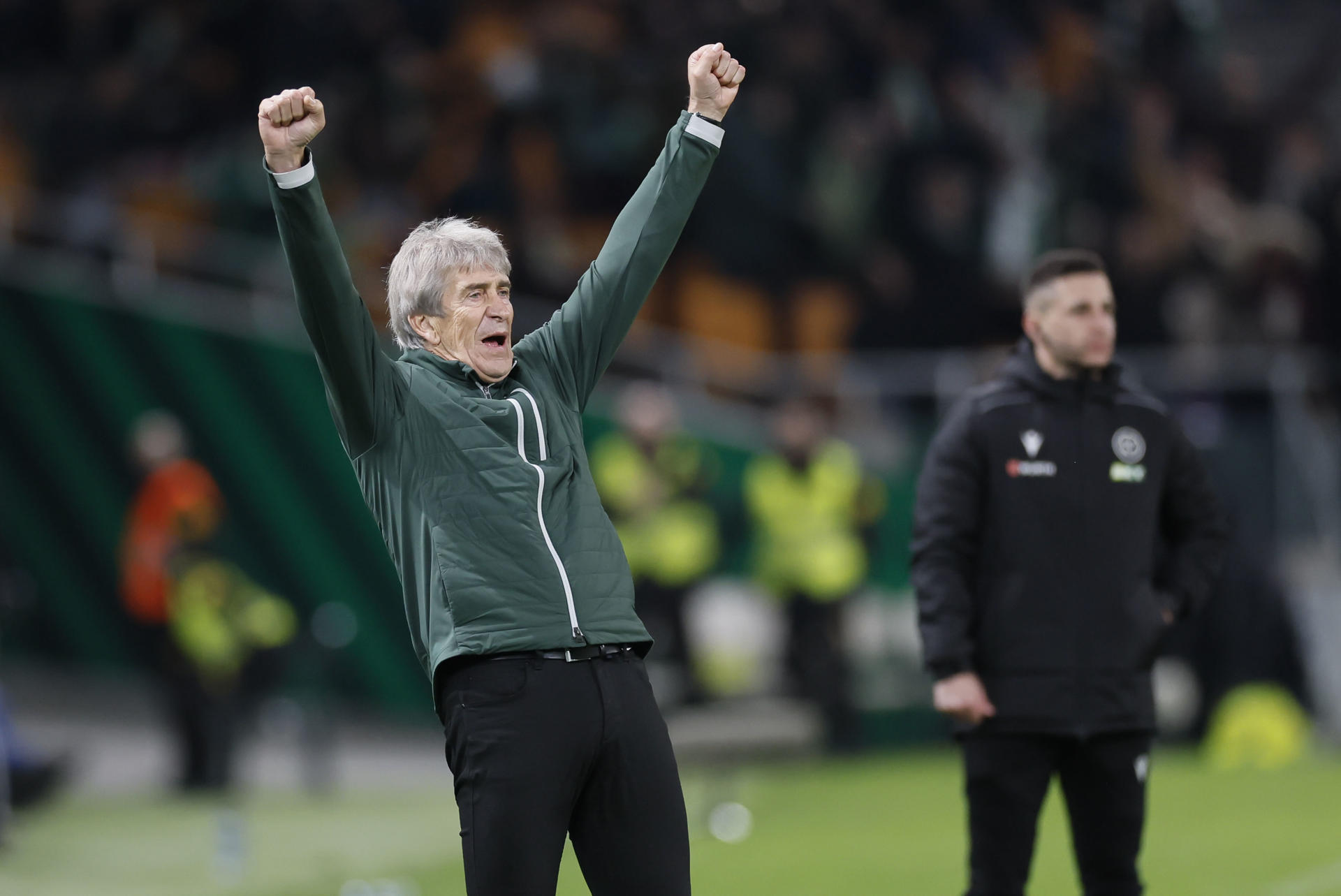 El entrenador del Betis Manuel Pellegrini celebra el gol de Pablo Fornals contra el Villarreal, durante el partido de LaLiga EA Sports que Real Betis y Villarreal CF disputaron en el estadio de La Cartuja, en Sevilla. EFE/José Manuel Vidal 