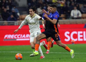 El Inter de Milán rugió este viernes a tiempo para remontar en apenas seis minutos los dos goles en contra que sufrió en casa ante el recién ascendido y colista Pisa (6-2) que, en la segunda mitad, vapuleó sin miramientos para mantener una semana más el liderato de la Serie A. EFE/EPA/MATTEO BAZZI