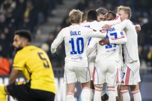 El jugador del Lyon Ainsley Maitland-Niles (2-D) celebra con sus compañeros el 0-1 de su equipo ante el Young Boys en la Liga Europa. EFE/EPA/ALESSANDRO DELLA VALLE