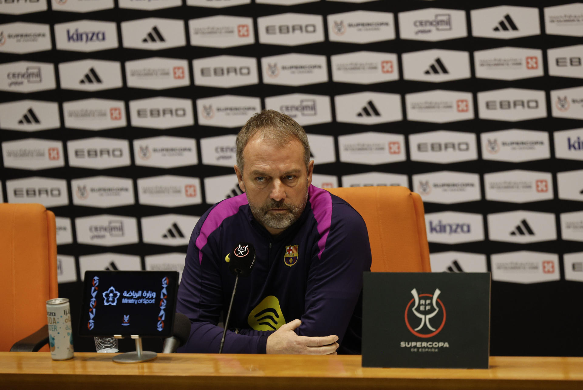 El alemán Hansi Flick, entrenador del Barcelona, durante la rueda de prensa ofrecida, este sábado, en Yeda, Arabia Saudí, un día antes de la final de la Supercopa de España entre el Barcelona y el Real Madrid. EFE/ Kai Försterling 