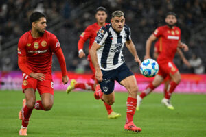 Germán Berterame (d), de Monterrey, disputa el balón con Mauricio Isais, de Toluca, en un partido por la jornada 1 del Torneo Clausura 2026 en el estadio BBVA, en Guadalupe (México). EFE/Miguel Sierra