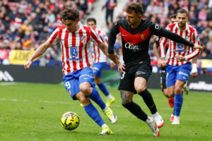 El delantero del Atlético de Madrid Julián Alvarez (i), en acción durante el partido de Liga que disputaron el Atlético de Madrid y el Real Mallorca en el estadio Riyahd Metropolitano, este domingo. EFE/Chema Moya