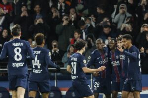 Ousmane Dembele, del PSG (2d), celebra con sus compañeros la anotación del 1-0 durante el partido de la Ligue 1 francesa disputado este viernes frente al Lille. EFE/MOHAMMED BADRA