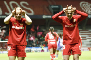 Eugenie Le Sommery (i) y Faustine Robert (d) de Toluca celebran un gol en el estadio Nemesio Diez en Toluca (México). Imagen de archivo. EFE/Felipe Gutiérrez