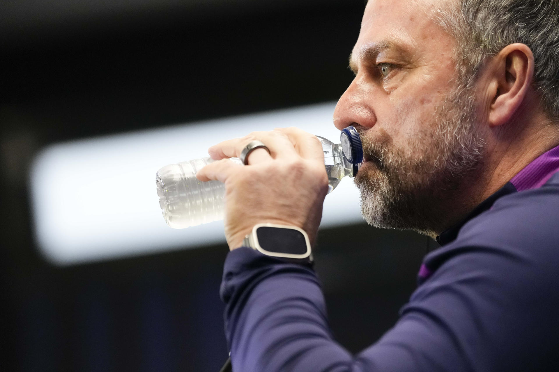 El entrenador del FC Barcelona Hansi Flick durante la rueda de prensa ofrecida tras el entrenamiento del primer equipo del FC Barcelona en las instalaciones de la Ciudad Deportiva Joan Gamper. EFE/ Enric Fontcuberta. 