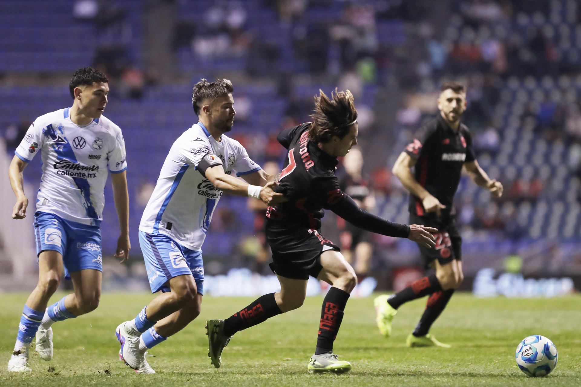 Costarricense Vargas lidera a Puebla, que empata con el campeón Toluca y le impide ser líder