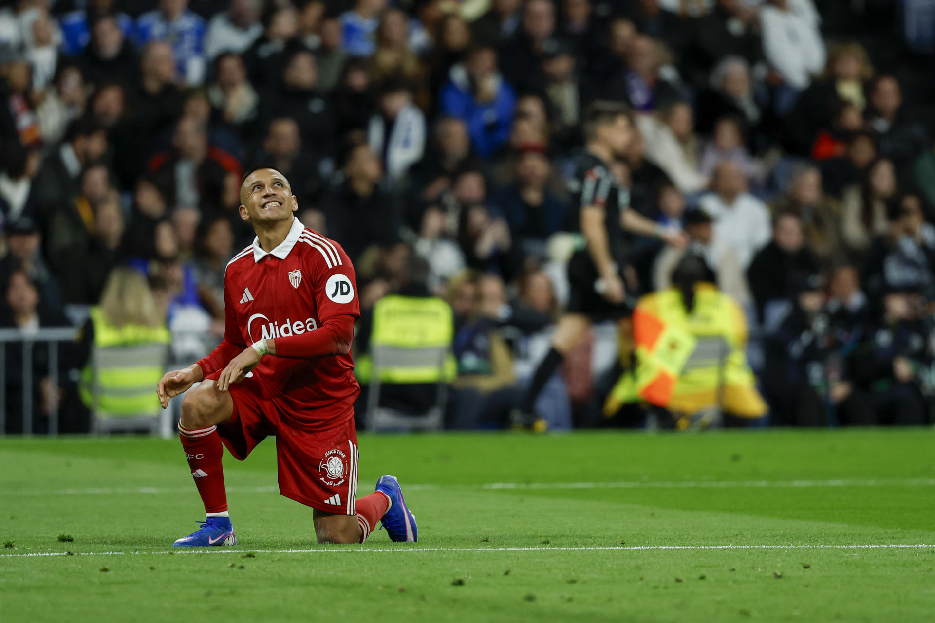 El chileno Alexis Sánchez, duda para el partido del lunes en Elche por un golpe en la pelvis