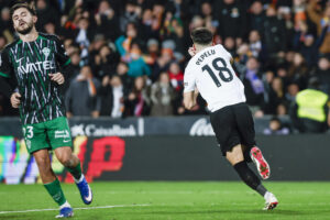 El centrocampista del Valencia, Pepelu, tras conseguir de penalti el primer gol del equipo valenciano durante el partido de la jornada 19 de LaLiga EA Sports que disputaron el Valencia CFy el Elche CF este sábado, en el estadio de Mestalla. EFE/ Biel Aliño