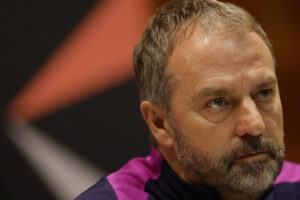 El alemán Hansi Flick, entrenador del Barcelona, durante la rueda de prensa ofrecida, este sábado, en Yeda, Arabia Saudí, un día antes de la final de la Supercopa de España entre el Barcelona y el Real Madrid. EFE/ Kai Försterling