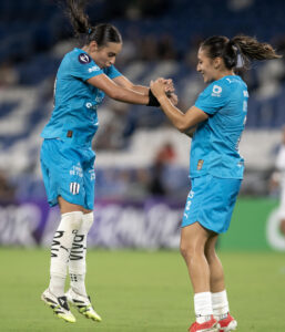 Alice Soto (i) y Daniela Monroy de Rayadas celebran un gol. Imagen de archivo. EFE/ Miguel Sierra