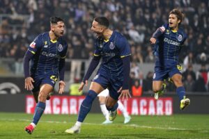 El jugador del FC Porto Alan Varela (I) celebra el 0-1 durante el partido de la Liga Portuguesa que han jugado Vitoria de Guimaraes y FC Porto en Guimaraes, Portugal. EFE/EPA/HUGO DELGADO