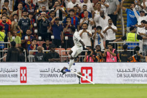 El delantero brasileño del Real Madrid, Vinicius Jr., celebra el primer gol del equipo madridista durante el encuentro de la final de la Supercopa de España entre el FC Barcelona y el Real Madrid, este domingo en el estadio Ciudad Deportiva del Rey Abdalá de Yeda (Arabia Saudí). EFE/ Kai Försterling