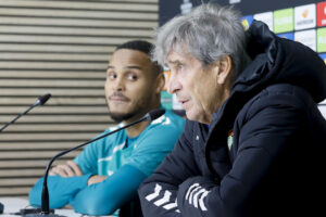 El entrenador del Betis, el chileno Manuel Pellegrini y el jugador Natan Bernardo de Souza durante la rueda de prensa este miércoles, previa al partido de Liga Europa ante el Feyenoord holandés. EFE/ Jose Manuel Vidal