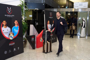 El técnico del Real Madrid, Xabi Alonso, a su llegada hoy martes al aeropuerto de Yeda donde disputaran el próximo jueves la segunda semifinal de la Supercopa de España frente al Atlético de Madrid. EFE / Ángel Martínez / RFEF. ***SOLO USO EDITORIAL / SOLO USO DISPONIBLE PARA ILUSTRAR LA NOTICIA QUE ACOMPAÑA/ (CRÉDITO OBLIGATORIO)***