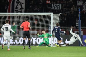 Jonathan Ikone marca el gol de la victoria del Parìs FC ante el PSG en los dieciseisavos de final de la Copa de Francia. EFE/EPA/CHRISTOPHE PETIT TESSON