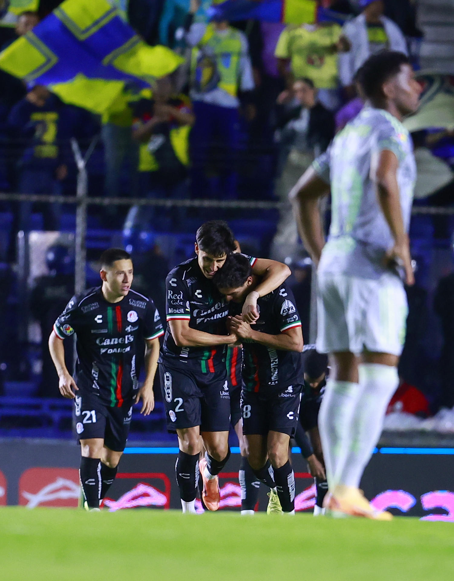 Jugadores de San Luis celebran un gol este miércoles, en un partido de la Liga MX en el estadio de Ciudad de los Deportes en Ciudad de México (México). EFE/Sáshenka Gutiérrez