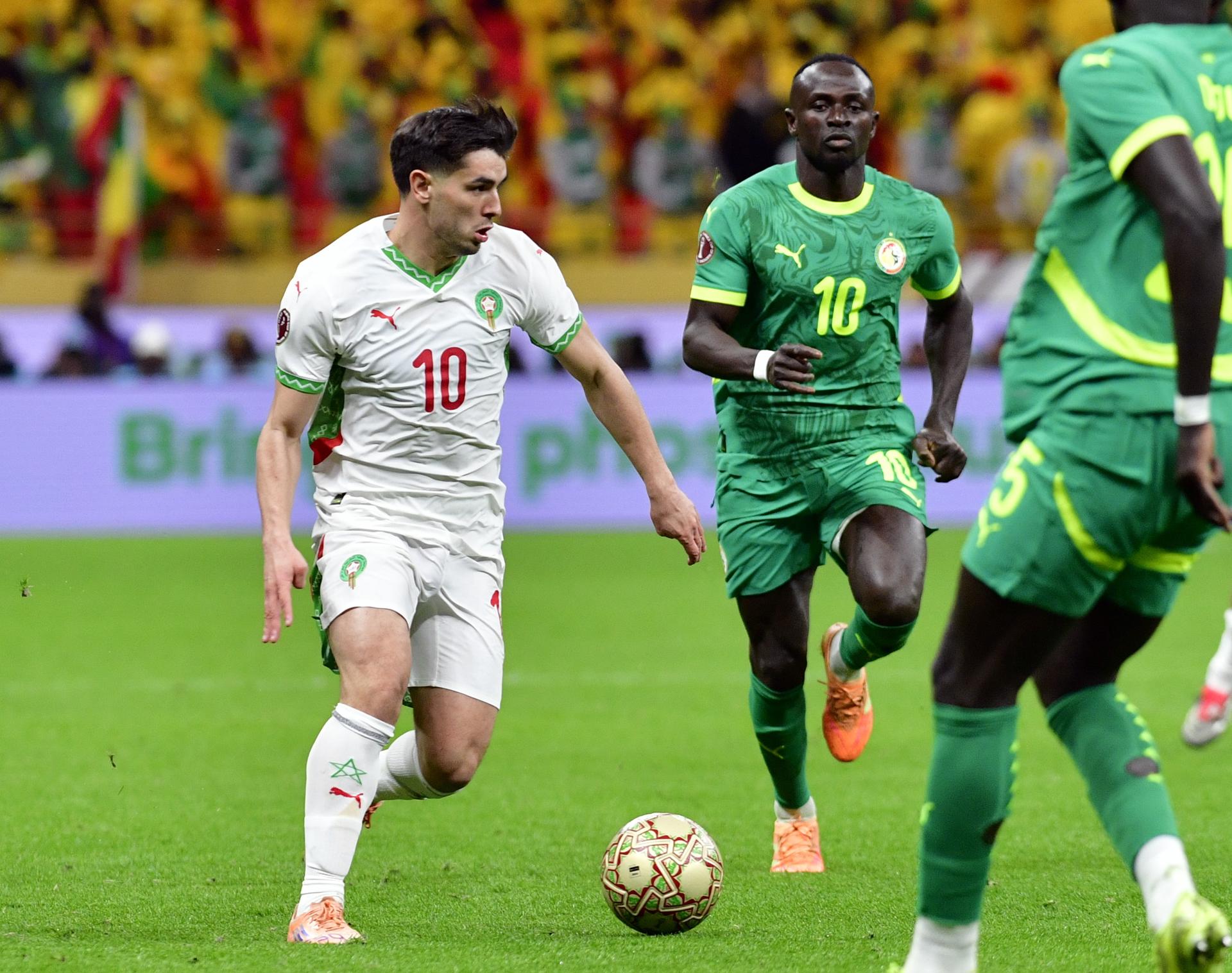 El jugador de Senegal Sadio Mane (d) persigue a Brahim Diaz (I), de Marruecos, durante la final de la Copa África de Naciones 2025 que han jugado Senegal y Marruecos en Rabat, Marruecos. EFE/EPA/JALAL MORCHIDI 