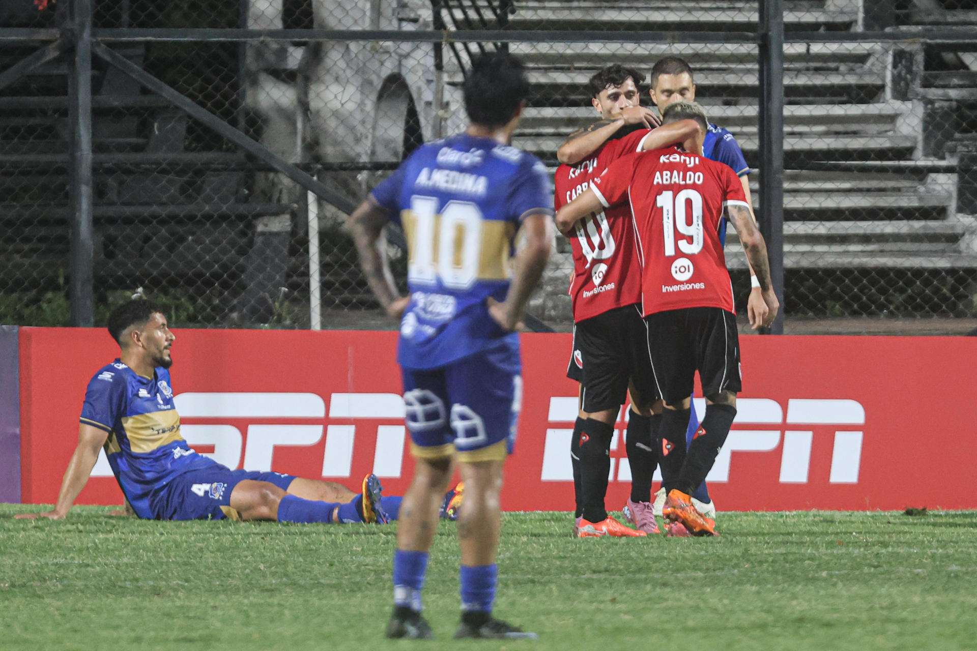 Jugadores de Independiente celebran un gol este martes en un partido amistoso ante Everton en el Estadio Parque Viera, en Montevideo (Uruguay). EFE/ Gastón Britos 