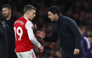 El entrenador del Arsenal, el español Mikel Arteta (d), dando instrucciones a su jugador Leandro Trossard (i), durante el partido de Premier League del pasado 25 de enero. EFE/TOLGA AKMEN *Sólo uso editorial*