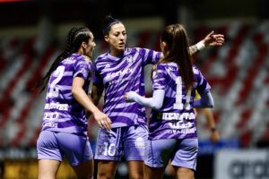 Diana Ordoñez (i), Jennifer Hermoso (c) y Jheniffer Da Silva (d) de Tigres celebran un gol este miércoles, durante un partido de la Liga MX Femenina entre Toluca y Tigres en el estadio Nemesio Diez en Toluca (México). EFE/Felipe Gutiérrez