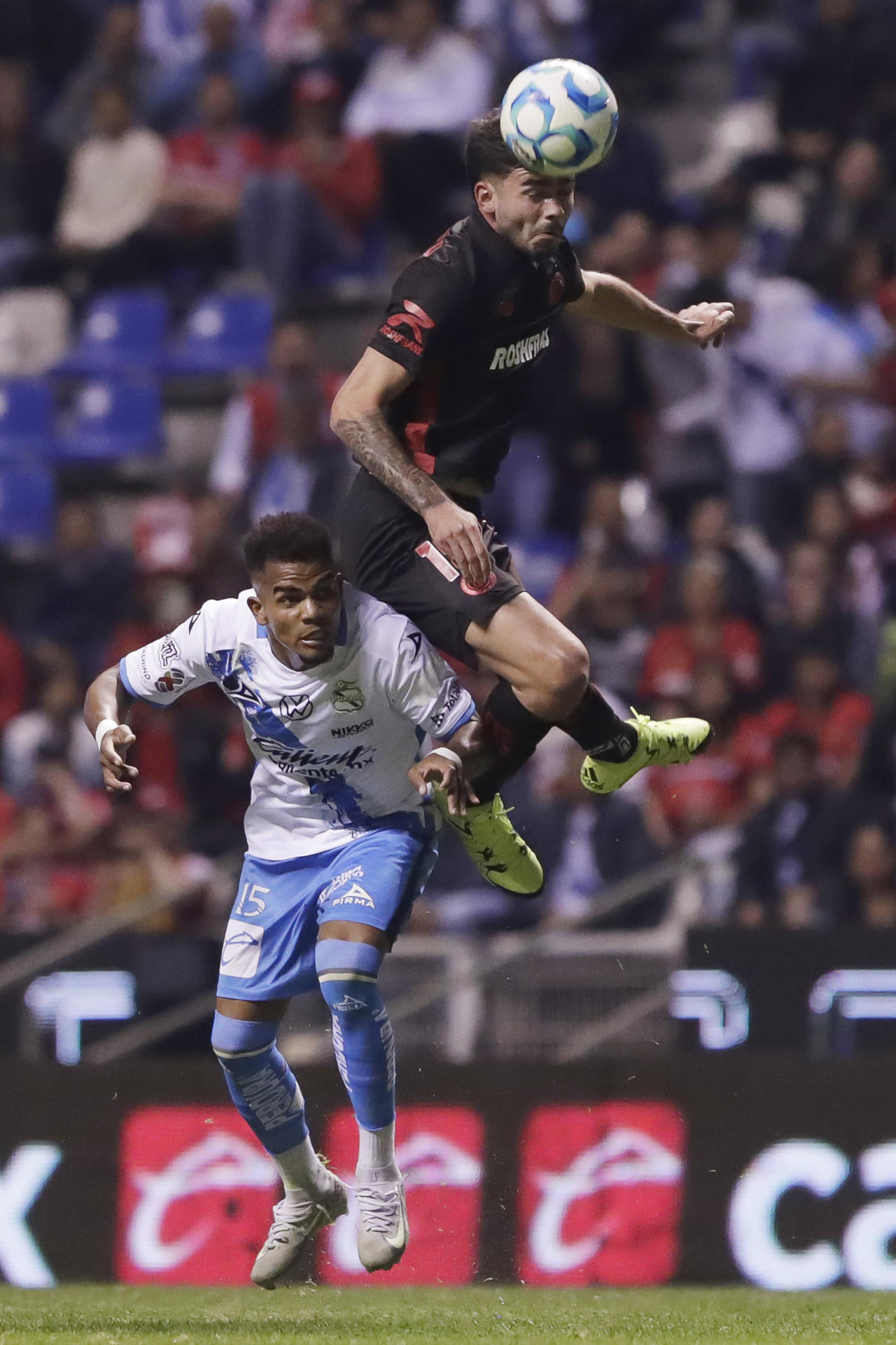 Edgar Guerra (i) de Puebla disputa el balón con Santiago Simon (d) de Toluca este viernes, durante un partido de la jornada 4 del torneo Clausura 2026 de la Liga MX, disputado en el estadio Cuauhtémoc, en Puebla (México). EFE/ Hilda Ríos 