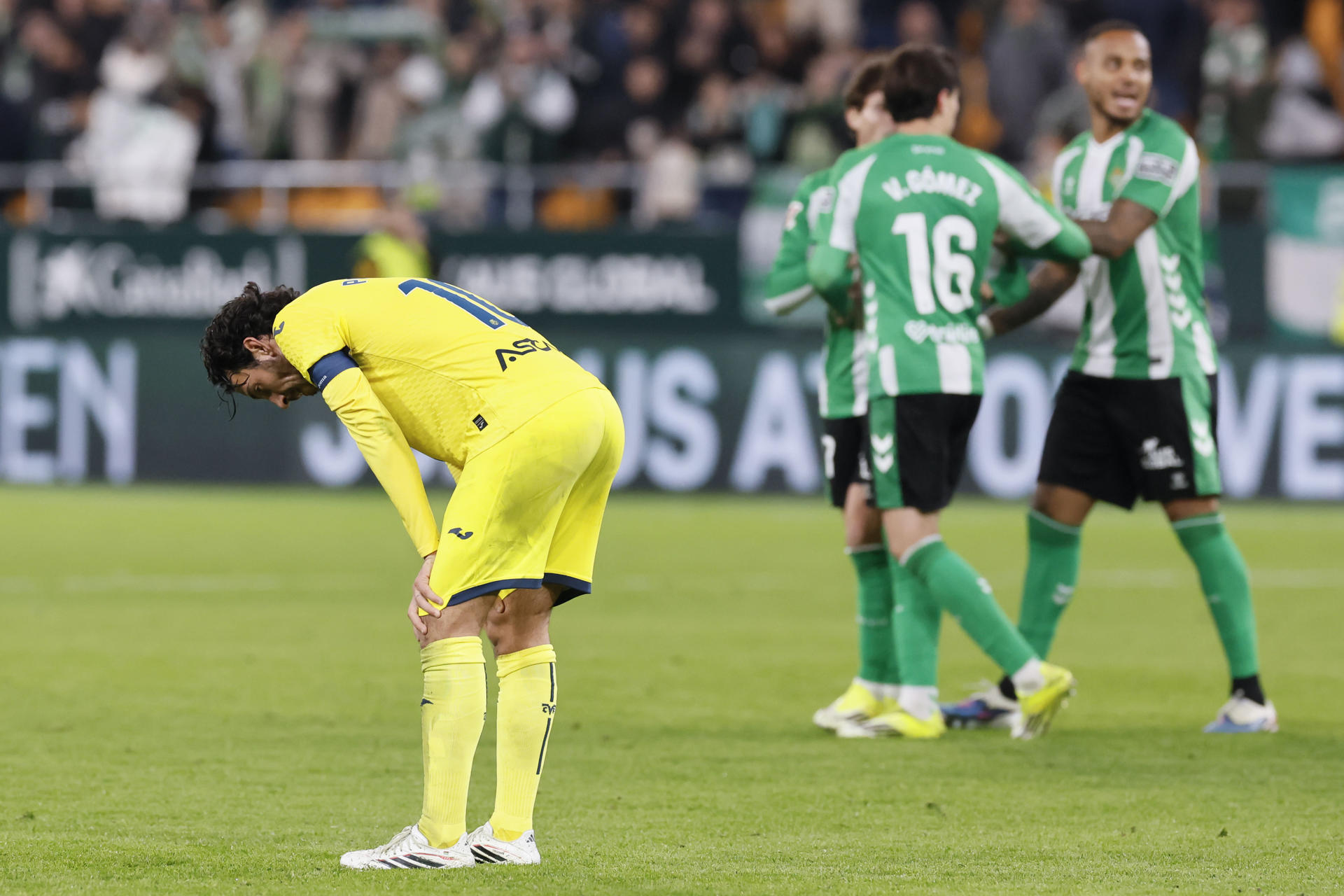 El centrocampista del Villarreal Dani Parejo (i), al término del partido de LaLiga EA Sports que Real Betis y Villarreal CF han disputado en el estadio de La Cartuja, en Sevilla. EFE/José Manuel Vidal 