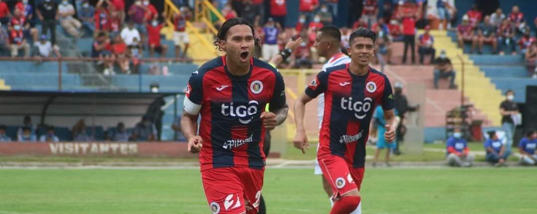 Técnico mexicano, sigue líder e invicto en el fútbol salvadoreño