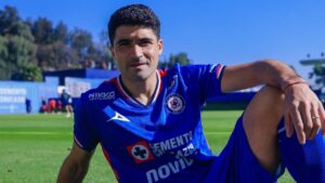 alt El argentino Nicolás Ibáñez pisa fuerte en el ataque de Cruz Azul