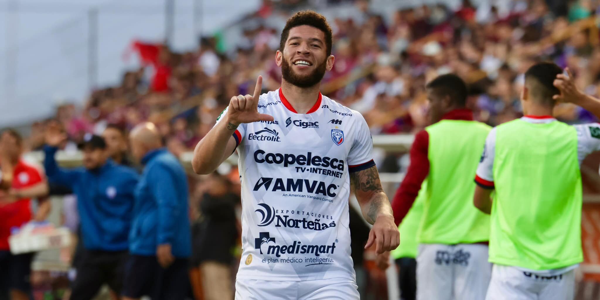 Salvadoreños y mexicano, se transforman en la gran sorpresa en Costa Rica