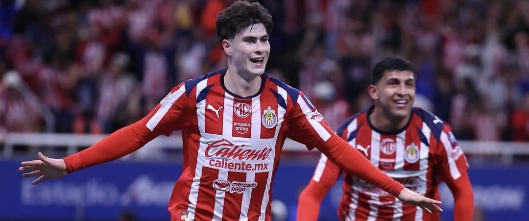 Las Chivas de Guadalajara dirigidas por el argentino Milito baten al América en el clásico