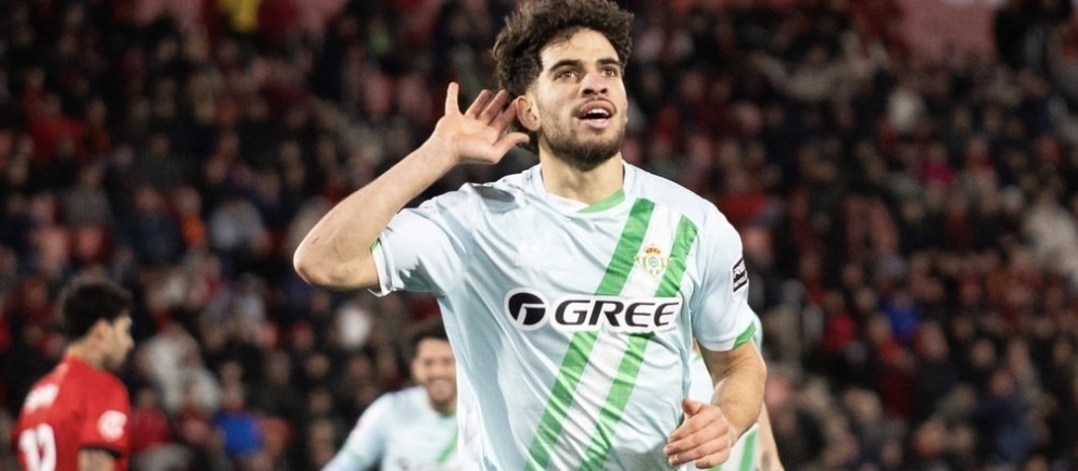 Hispano-mexicano Fidalgo se consolida en el Betis, que gana al Villarreal