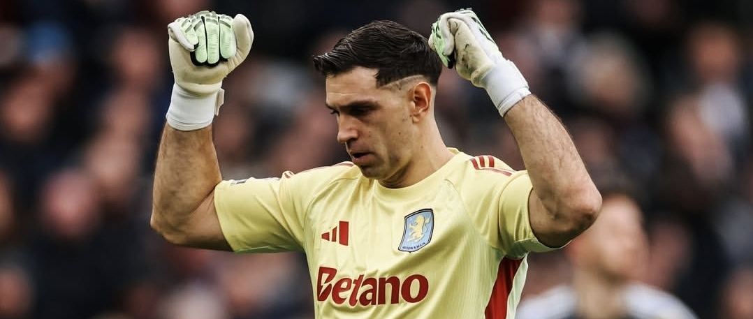 Aston Villa iguala al final, los argentinos Dibu y Buendia son titulares