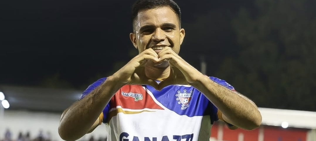 Costarricense Solano y Firpo, líderes únicos en El Salvador