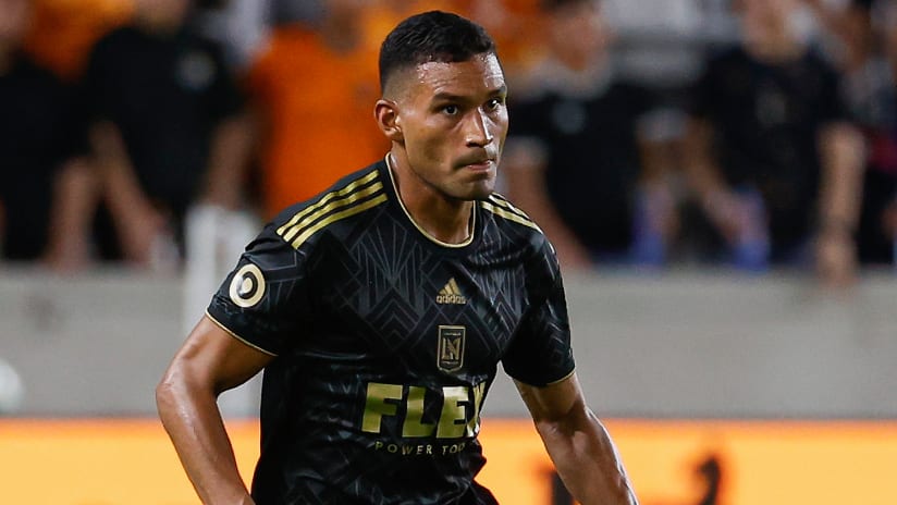 Colombiano Eddie Segura hace historia en LAFC