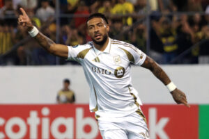 Denis Bouanga, de Los Angeles FC, celebra un gol en un partido de la Copa de Campeones de Concacaf entre Real España y Los Ángeles FC en el estadio General Francisco Morazán en San Pedro Sula (Honduras). EFE/José Valle