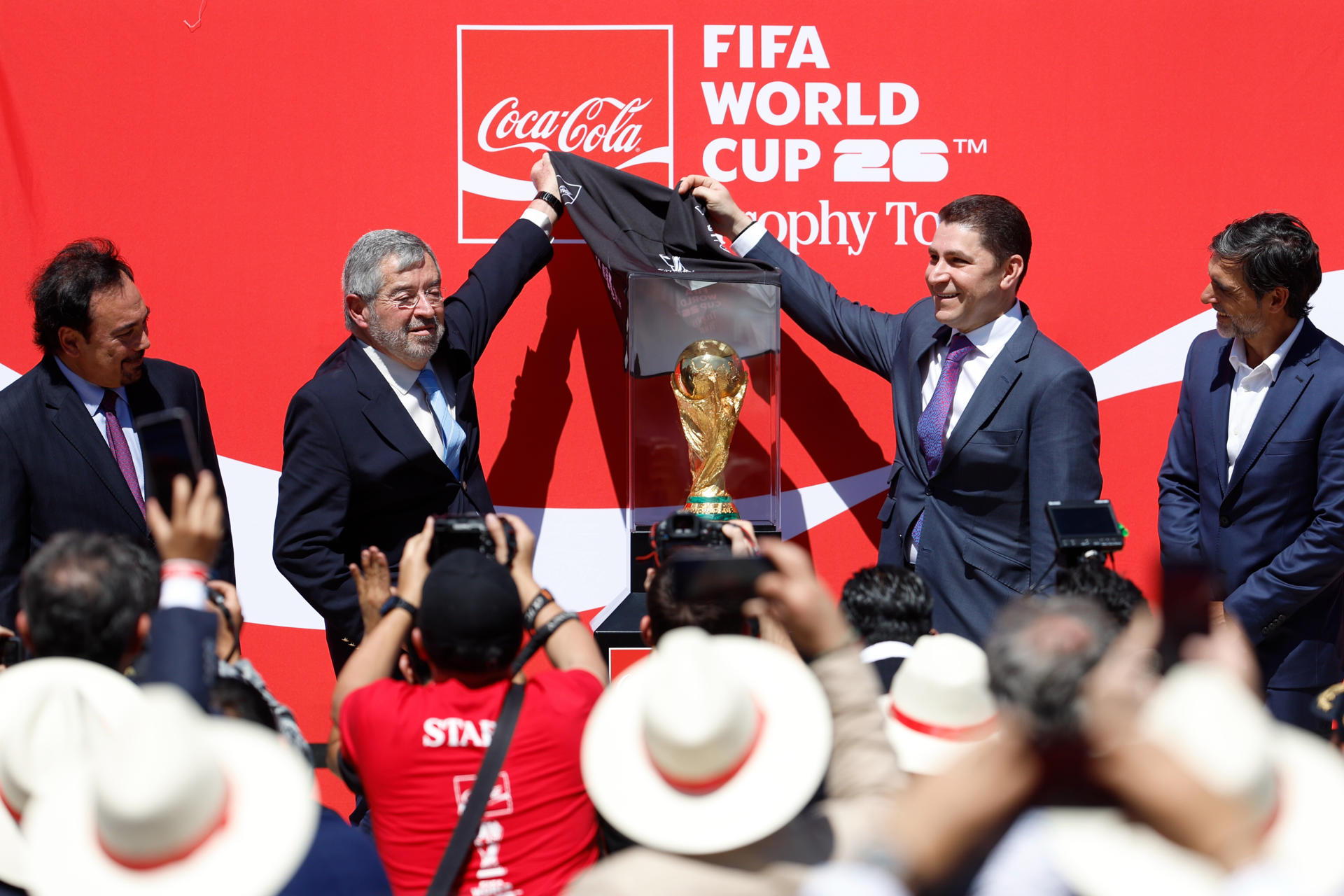 Desde la izquierda, el exfutbolista mexicano Hugo Sánchez, el secretario de Relaciones Exteriores de México (SRE), Juan Ramón de la Fuente; el presidente del grupo Coca Cola México, Louis Balat; y el ex futbolista argentino, Roberto Ayala participan este viernes, en la llegada de la Copa del mundo FIFA, a Ciudad de México (México). EFE/ Sáshenka Gutiérrez