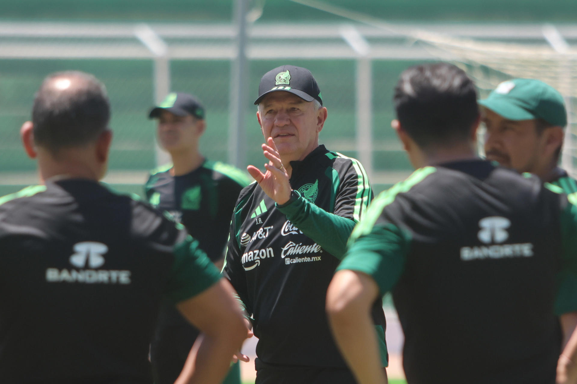 México se entrena a puerta cerrada, por inseguridad, de cara a su juego ante Islandia