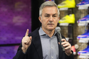 El empresario Víctor Font (i), aspirante a la presidencia del FC Barcelona, durante la presentación de su proyecto para dirigir el área de fútbol de la entidad. EFE/Alejandro García