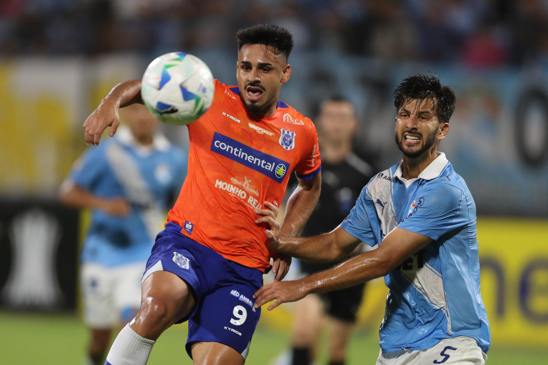 Rafael Lutiger (d), de Sporting Cristal, disputa un balón con Rodrigo Ruiz Díaz, de 2 de Mayo, este martes en partido de vuelta de la segunda fase previa de la Copa Libertadores en el estadio Miguel Grau, en Callao (Perú). EFE/ Paolo Aguilar