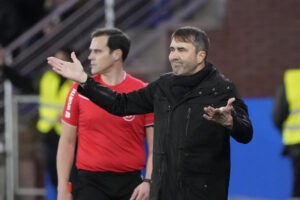 El entrenador del Alavés, Eduardo Coudet, durante el encuentro correspondiente a la jornada 25 de LaLiga EA Sports que disputan Alavés y Girona en el estadio de Mendizorroza, este lunes en Vitoria. EFE/ Adrián Ruiz Hierro
