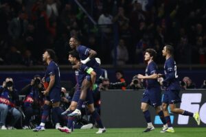 El central del PSG Marquinhos (C) celebra un gol durante el partido de la fase de acceso a octavos de la UEFA Champions League que han jugado Paris Saint-Germain y AS Monaco en París, Francia. EFE/EPA/Teresa Suarez