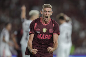Rodrigo Castillo, de Lanús, celebra un gol en el partido de ida por la final de la Recopa Sudamericana entre Lanús y Flamengo en el estadio Ciudad de Lanús en Lanús (Argentina). EFE/ Adán González